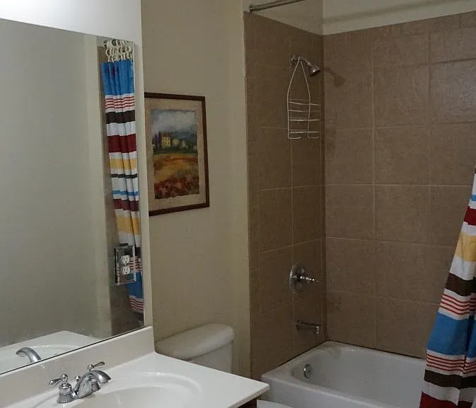 Second full bath (guest/kids' bathroom) on upper level
