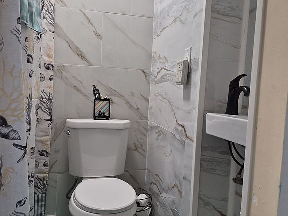 4th image of 209 N E St #4