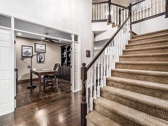 5th image of 947 N Woodridge Ct