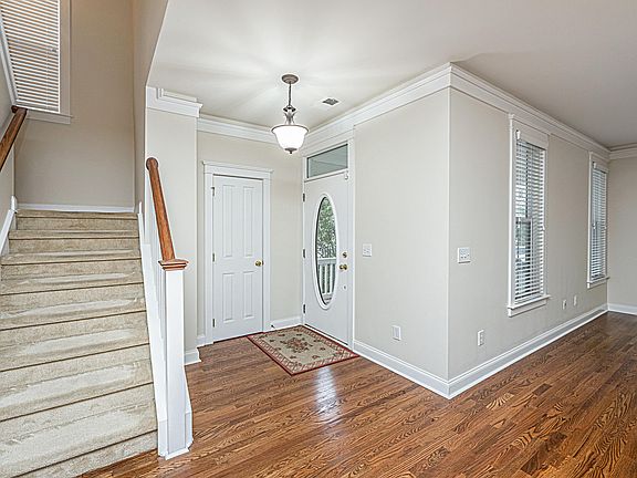 4th image of 208 Barberry St