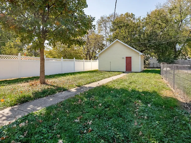 N Sheffield Ave — Photo 34