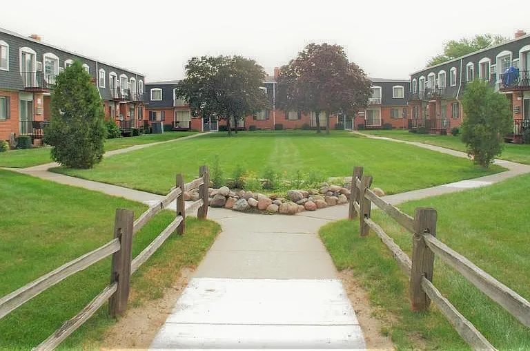 Falcon Crest Apartments — Photo 14
