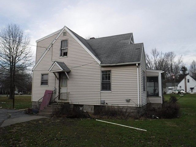 2nd image of 605 N Leavitt Rd