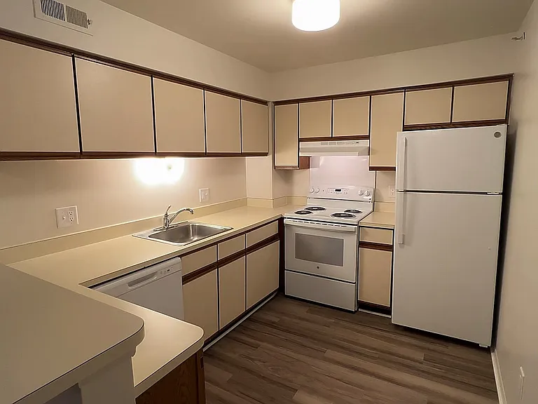 Lakeside Village Apartments — Photo 102
