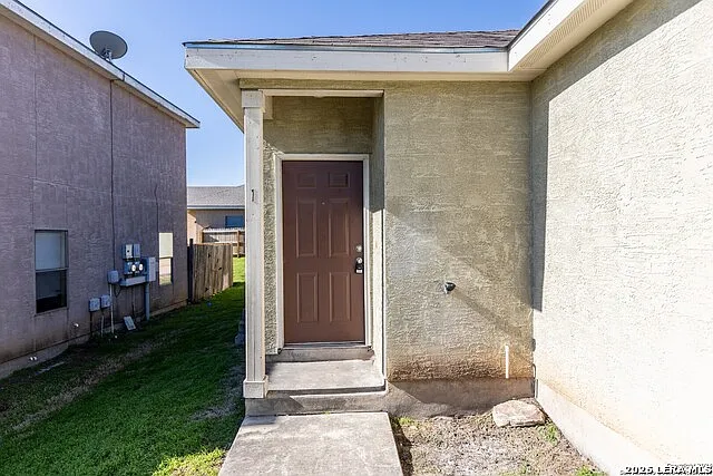 3 bed, 2.0 bath, 2440 sqft, $1,300 — Photo 3