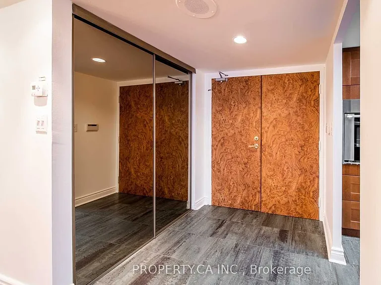 71 Charles St E #402 — Photo 28