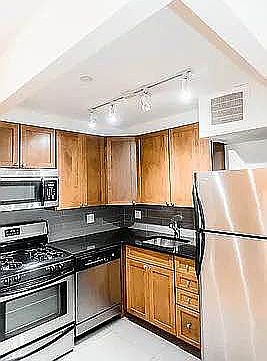 4th image of 196 Stanton St APT 5B