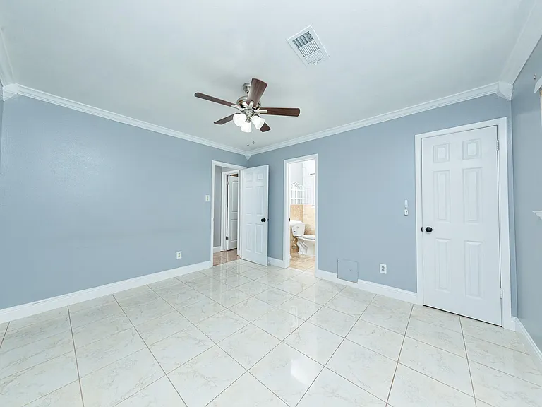 823 Parkhill St — Photo 14