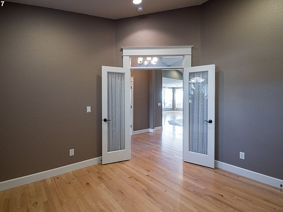 4th image of 158 W Dogwood St