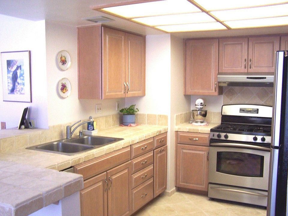 maple cabinets/tumble travertine stone