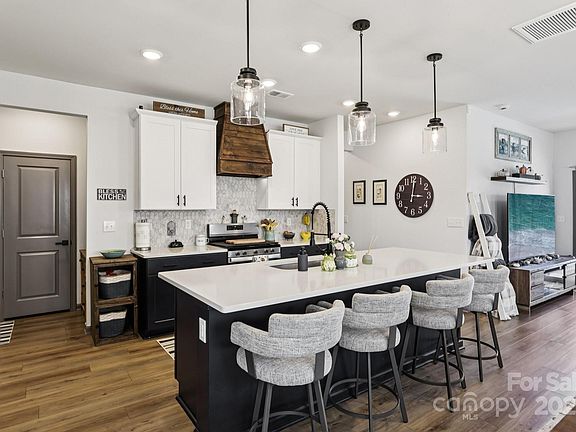 5th image of 208 Canoga Ave
