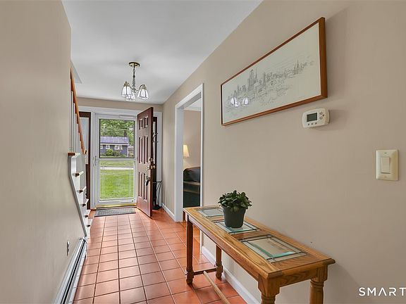 3rd image of 8 Cheryl Avenue