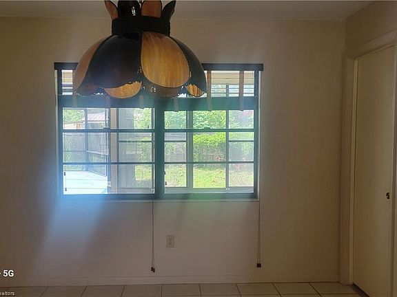 5th image of 317 Oak Knolls Cir