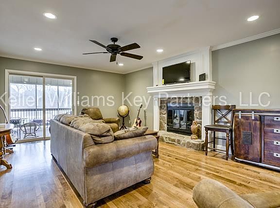 3rd image of 615 NW North Shore Dr