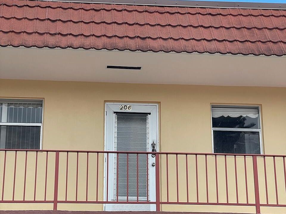 1st image of 206 Oxford Pl #100
