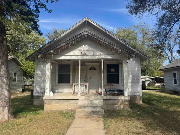 618 E 13th Ave, Winfield, KS 67156
