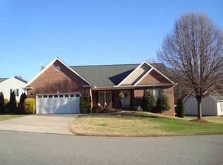 1835 Pipers Ridge Cir NW, Conover, NC 28613