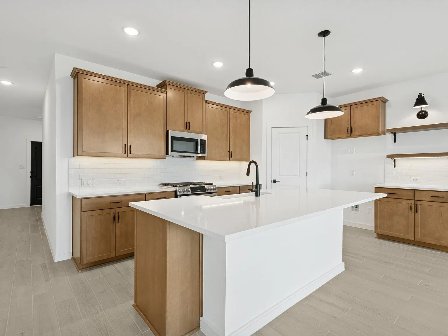 3 bed, 2.0 bath, 1619 sqft, $2,400 — Photo 4