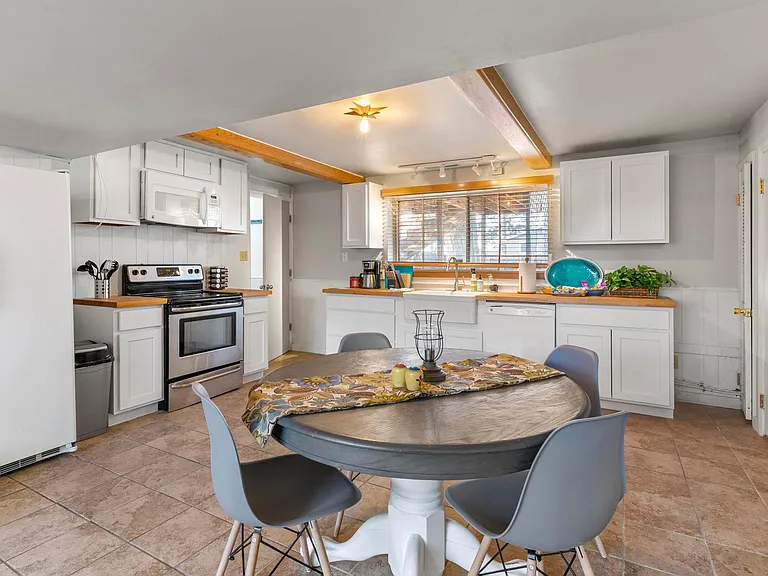 1402 Mears Dr #2 — Photo 2