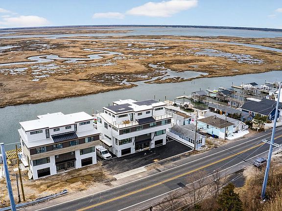 3rd image of 923 Stone Harbor Blvd W