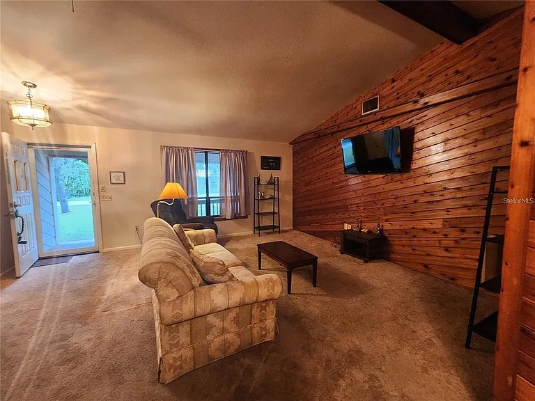 913 Russell Ave — Photo 4