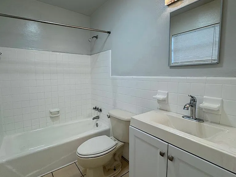 325 NW 15th St — Photo 13
