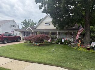 18 Hedge Ln, Westbury, NY 11590