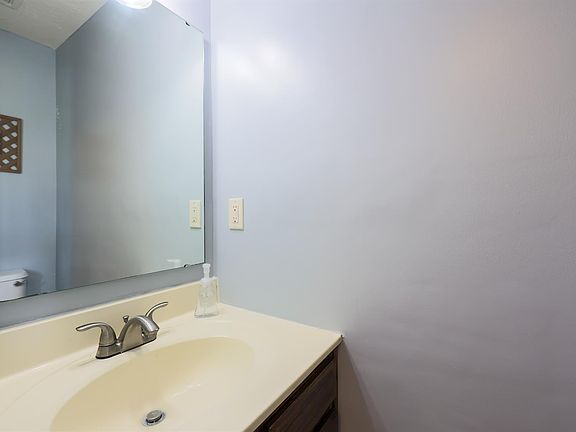 5th image of 10240 Meadow Glen Dr