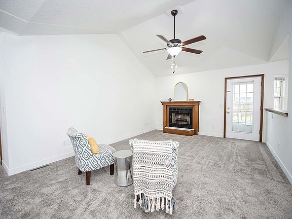 3rd image of 2831 S Scotts Lane