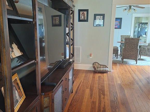 5th image of 1127 S LAKESHORE BOULEVARD