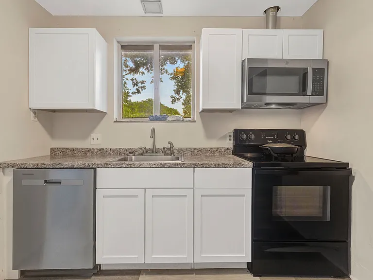 1301 Mercury Dr — Photo 13