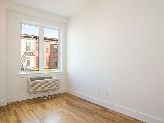 5th image of 588 Myrtle Ave APT 5C