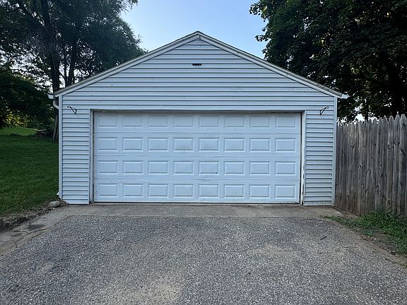 2nd image of 751 Roosevelt Ave E