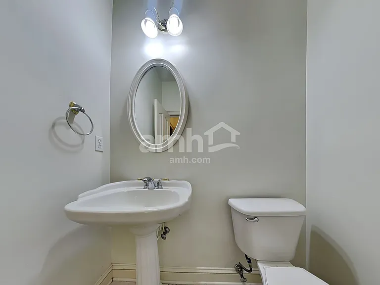 1015 Warwick Pl — Photo 7