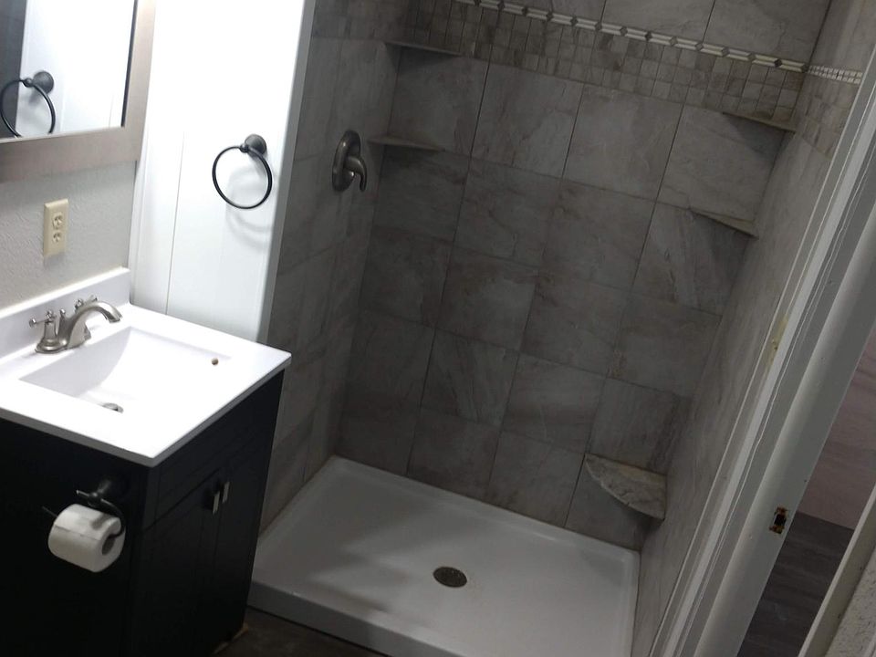 Bathroom w/stand up shower