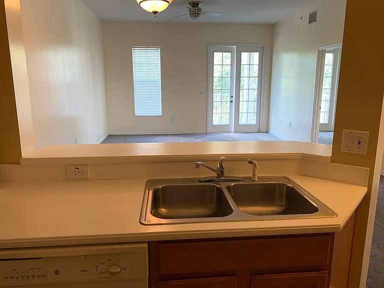 940 Spring Park St #12 — Photo 4