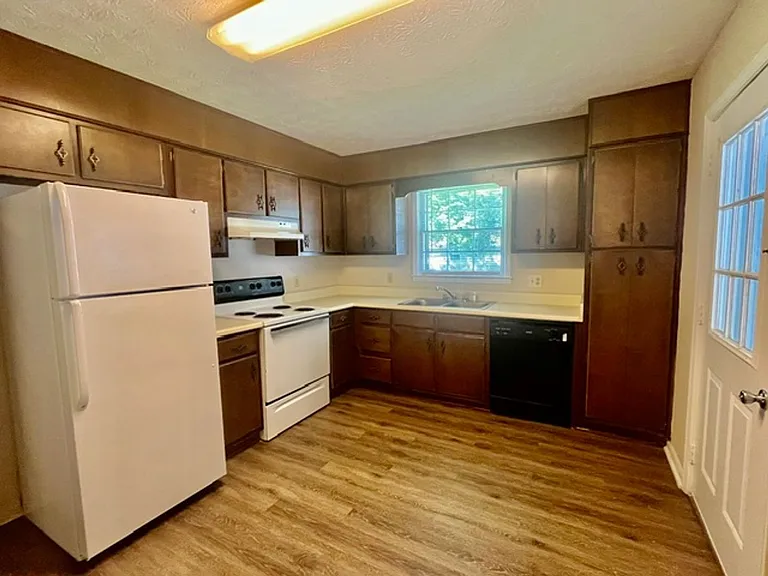 236 Hennon Dr NW — Photo 3