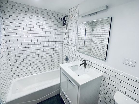 3rd image of 215 Ashland Pl APT 1