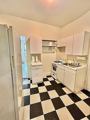 5th image of 320 E 59th St APT 1A