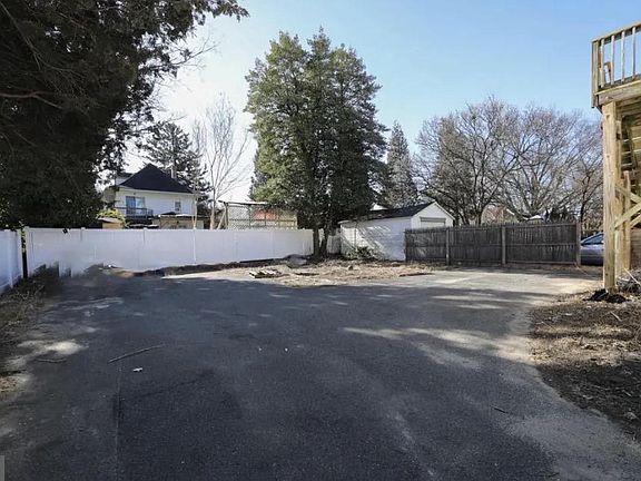 5th image of 1112 Collings Ave