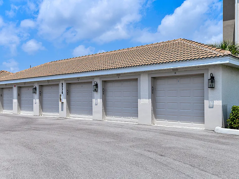 Direct access parking designed to simplify your daily routine.