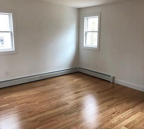 4058 Victory Blvd 1st fl