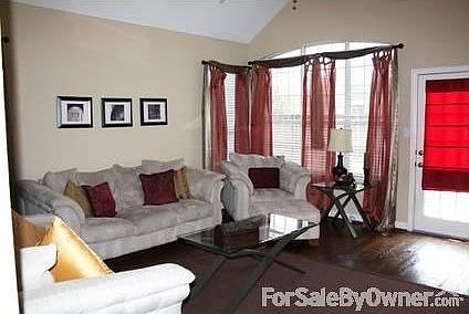 Living Room : Fireplace and built-in.