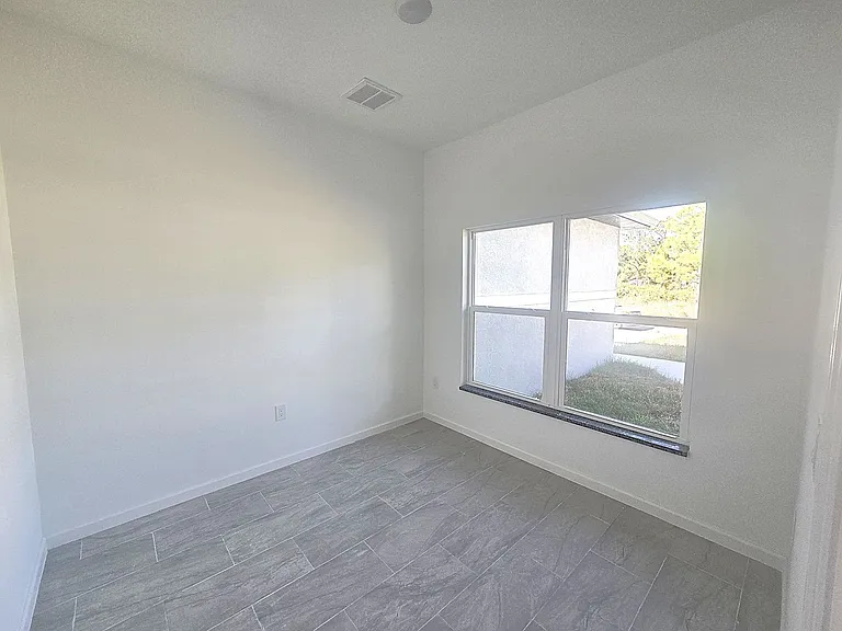 940 Sterling St E — Photo 5