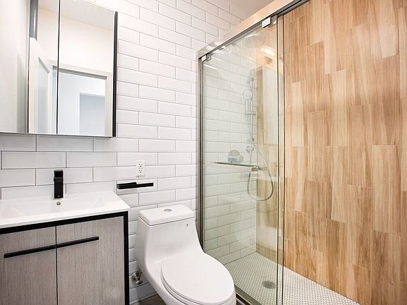 4th image of 399 Clermont Ave #2L