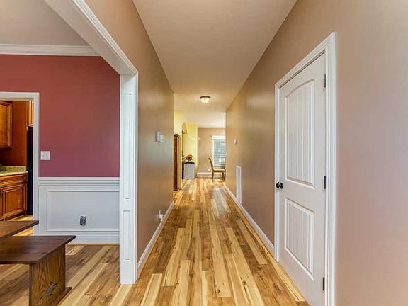 4th image of 1006 Willow Cir