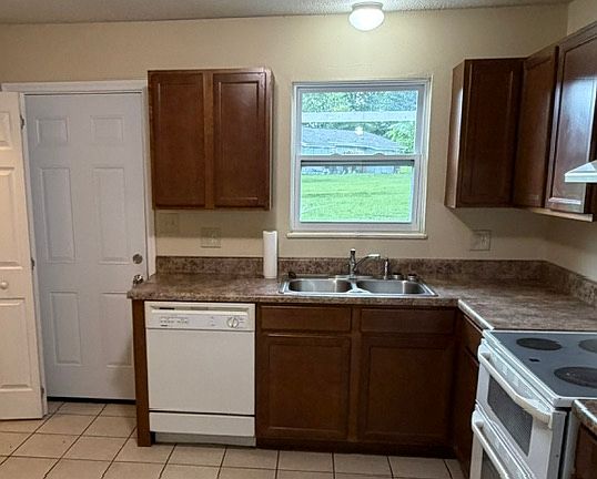 3rd image of 4912 Bradshaw Rd