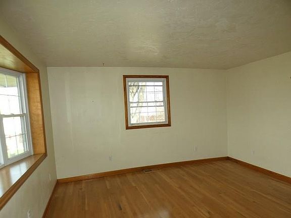 4th image of 929 Hazel Dr