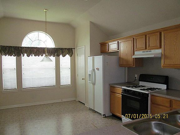 5th image of 314 Highland St