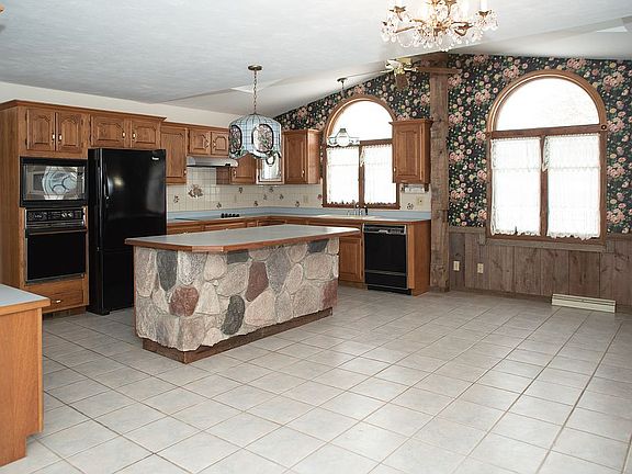 3rd image of 261 Beaumont Dr